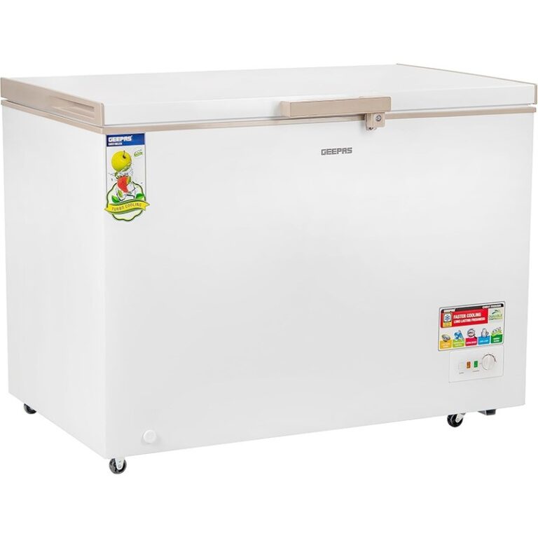 Right view of Geepas chest freezer with air vents and ergonomic handle | الجانب الأيمن لفريزر جيباس مع فتحات تهوية ومقبض مريح