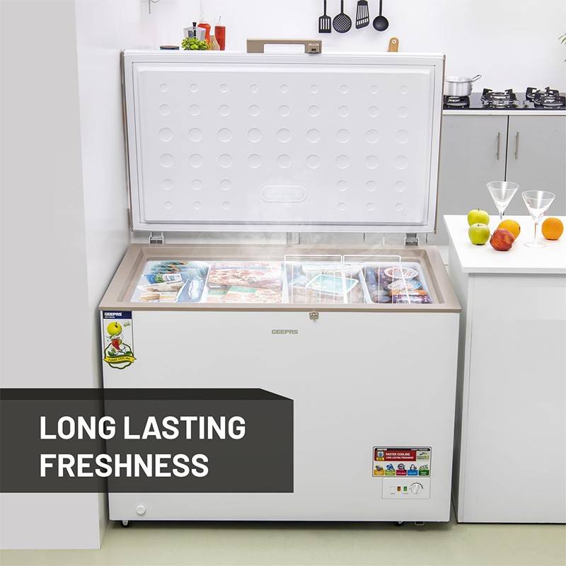 Top view showing dual lid, grip handle, and spacious inner basket | المنظر العلوي يُظهر غطاء مزدوج ومقبض قبضة ومساحة تخزين واسعة