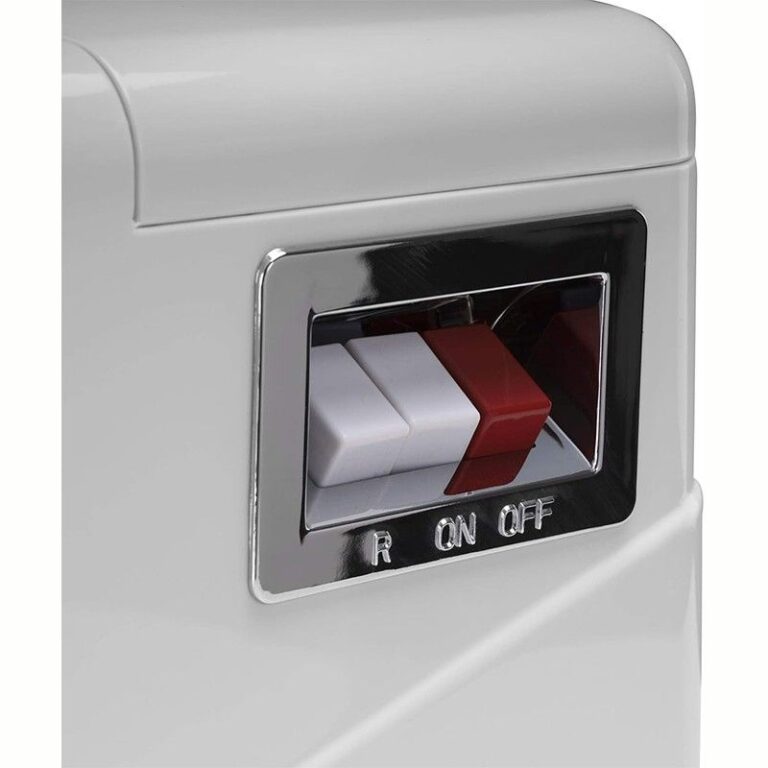 Geepas GMG1911 Meat Grinder in use | ماكينة طحن اللحم أثناء الاستخدام